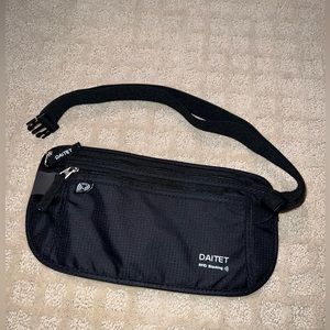 BLACK FANNY PACK